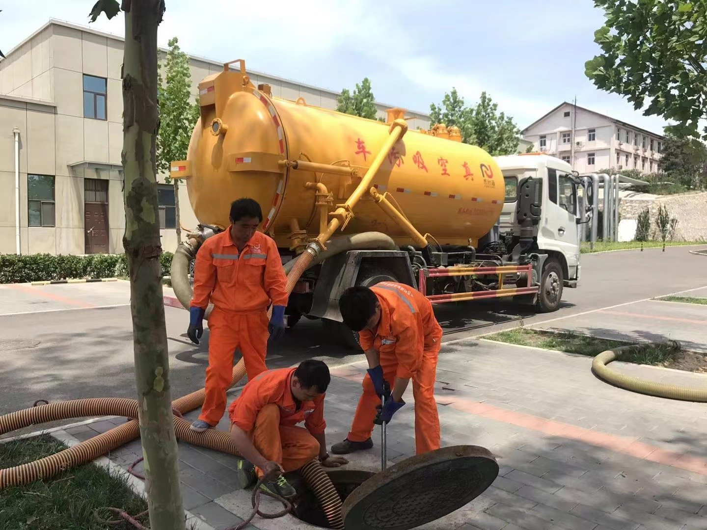 界首管道疏通车停在窨井附近