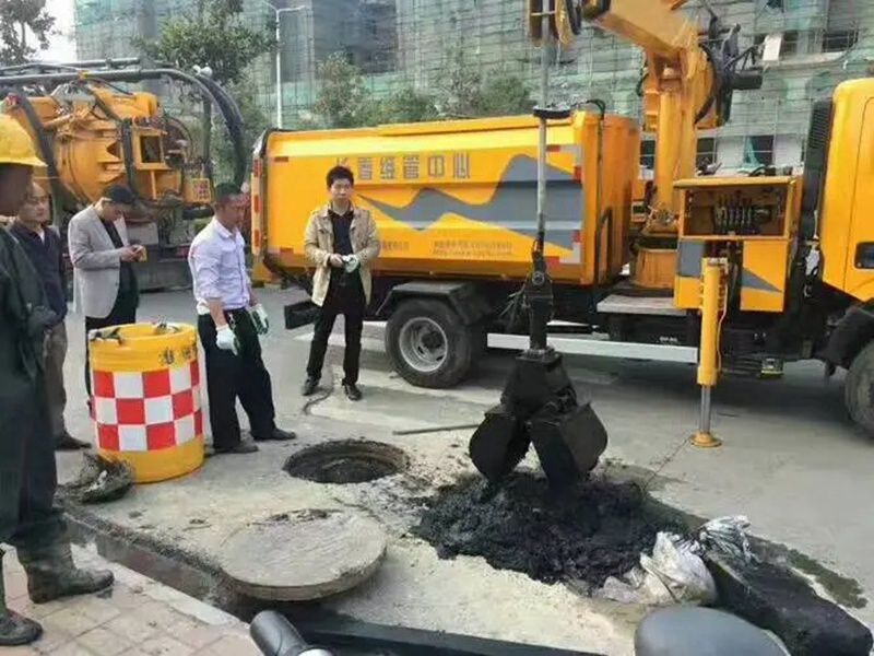 界首街道：网格员化身“清道夫”，为民解忧疏通“堵心”化粪池