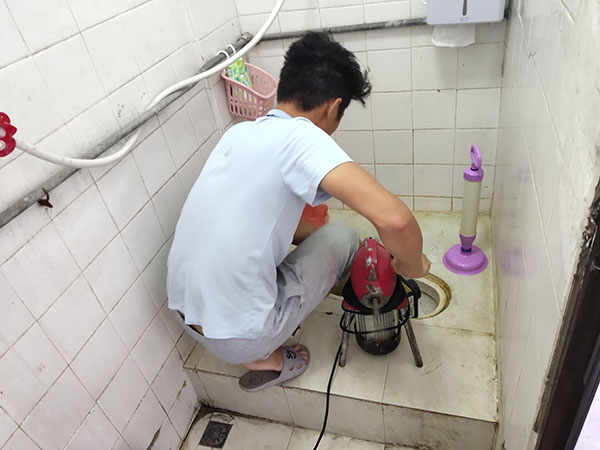 界首管道堵塞冒臭气 专业师傅现场解决问题