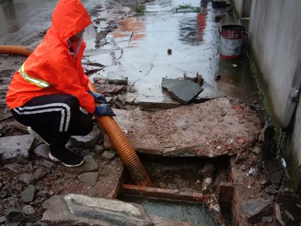 界首专业清理污水池 炜誉市政以规范流程守护城市 “肠道”